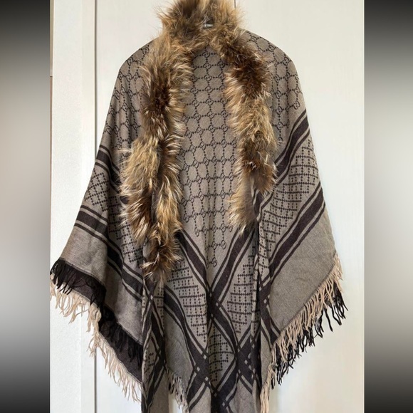 GUCCI SCARF X LARGE SIZE WITH FOX FUR AROUND - Picture 1 of 12